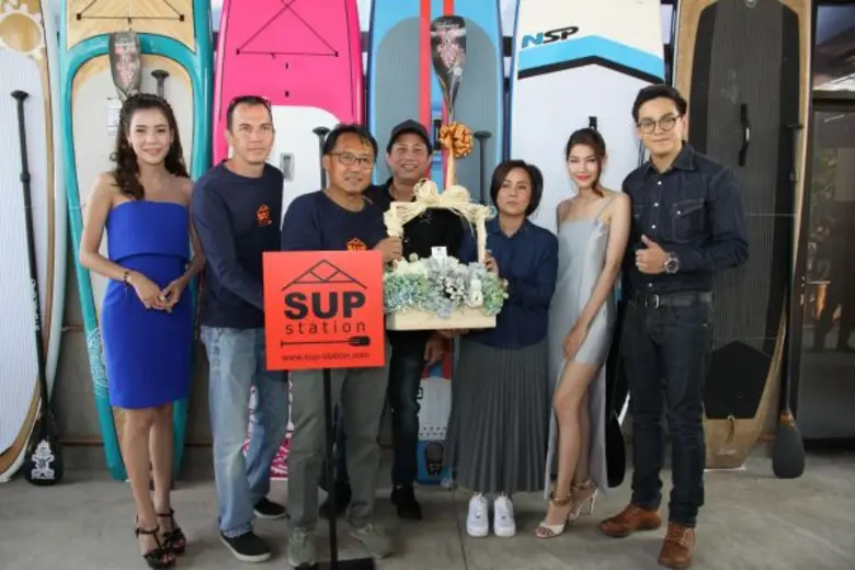ดาร์ลิ่ง อารดา-น้ำหวาน กรรณาภรณ์ พร้อมเหล่าเซเลปคนดัง เปิดตัวกีฬาทางน้ำ SUP BOARD ไลฟ์สไตล์สปอร์ต