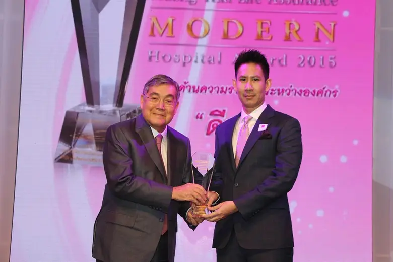 นายปิยะเดช ทองสิมา (ขวา) ผู้ช่วยผู้อำนวยก...