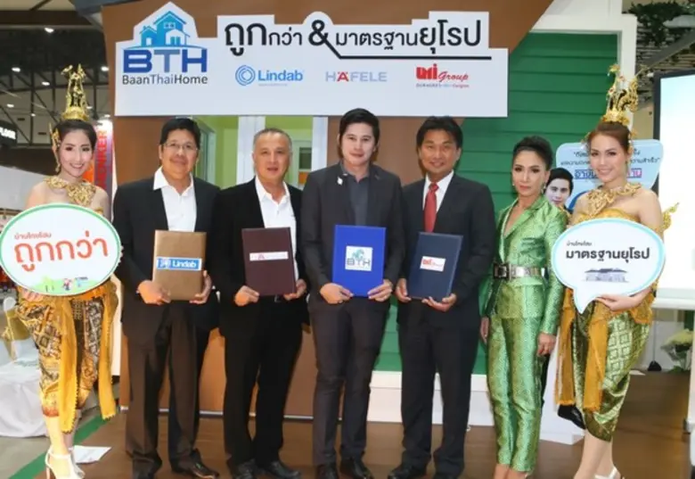 นายโอฬาร ตั้งวงศ์กิจ (ที่ 4 จากซ้าย) ประธ...