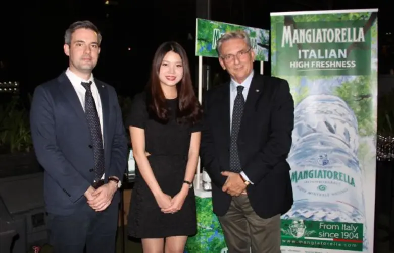 คุณวศธร พลไพศาล (กลาง) กรรมการบริหาร บริษ...