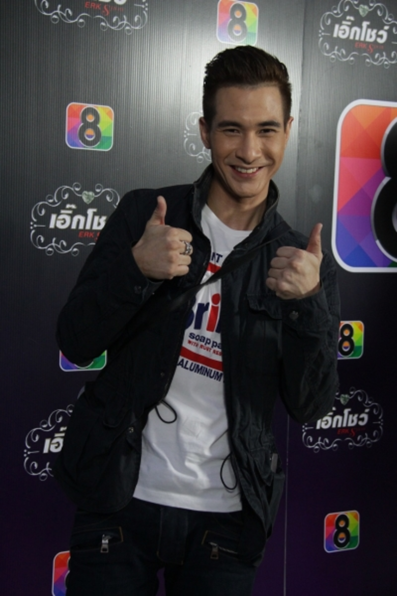 หลังจากเปิดตัวว่าคบอยู่กับสาวนอกวงการมาได...