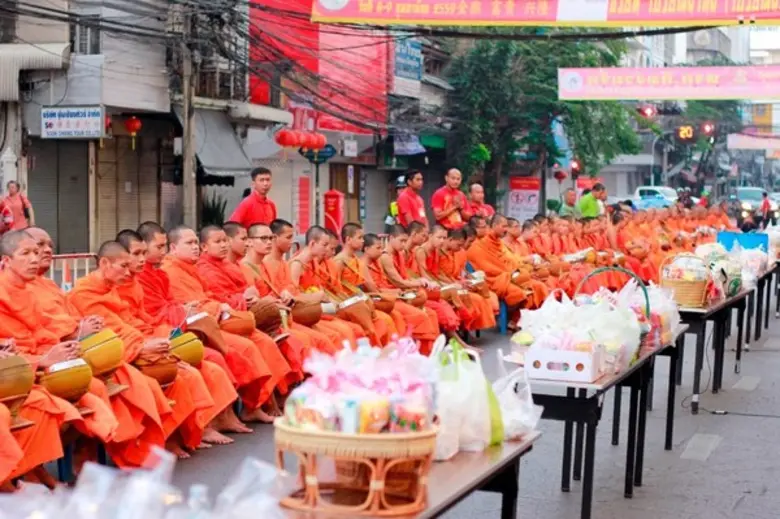 พิธีทำบุญตักบาตรข้าวสารอาหารแห้ง เนื่องในโอกาสวันมงคลตรุษจีน ณ โรงแรมแกรนด์ ไชน่า