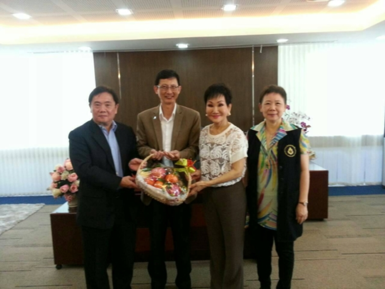 มอบกระเช้า คุณหญิงชดช้อย โสภณพนิช (คนที่2...