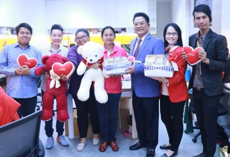 ผู้บริหาร บล. ฟินันเซีย ไซรัส นายกัณฑรา ล...