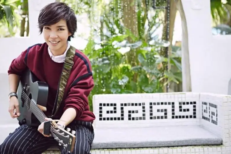 หลังจากฝากเพลงรักหวานๆ มาให้ทุกคนฟัง กับ ...