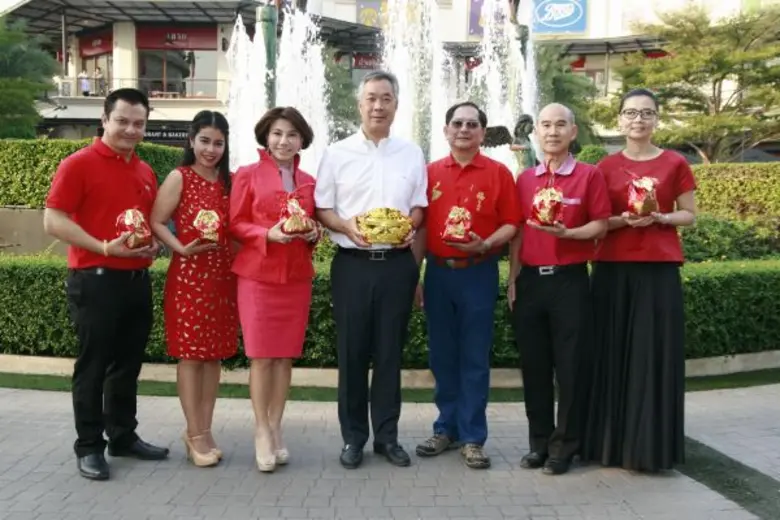 กวีพันธ์ เอี่ยมสกุลรัตน์ (คนกลาง) และ ศุภ...