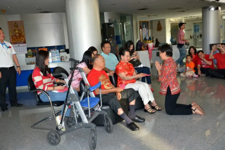 “ป๋าอมร” แห่งเบนซ์อมรรัชดา จัดหนัก! แจกอั่งเปาตรุษจีนพนักงาน