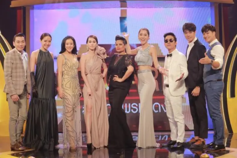 รายการ "The Red Carpet สมรภูมิพรมแดง" ราย...