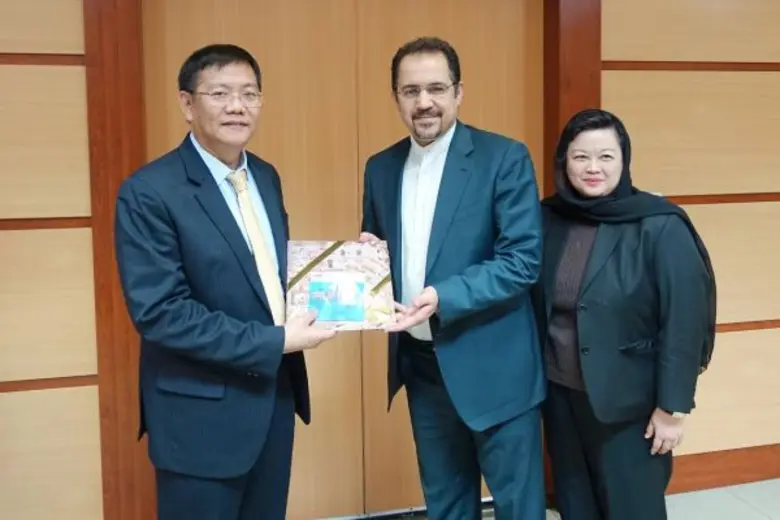 นายเขมทัศน์ สายเชื้อ (ซ้าย) รักษาการกรรมก...