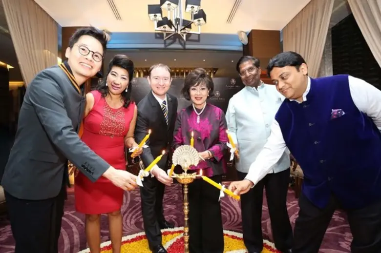 มร. ดีพัค บาห์เทีย (ขวา) ผู้ช่วยรองประธาน...