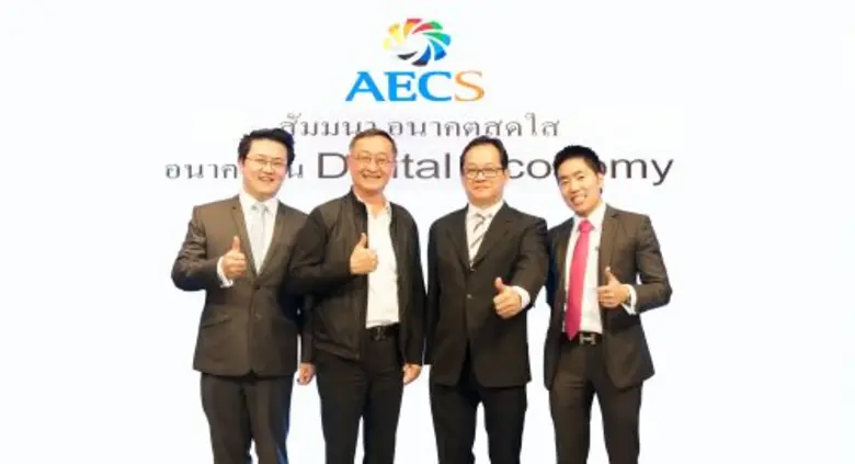 คุณจักรกริช เจริญเมธาชัย (ซ้ายสุด) กรรมกา...