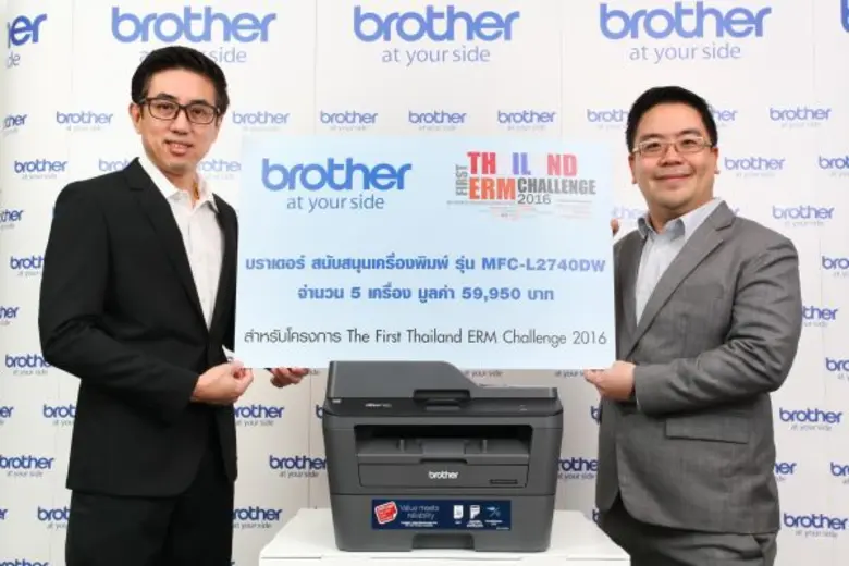 นายธีรวุธ ศุภพันธุ์ภิญโญ (ซ้าย) ผู้อำนวยก...