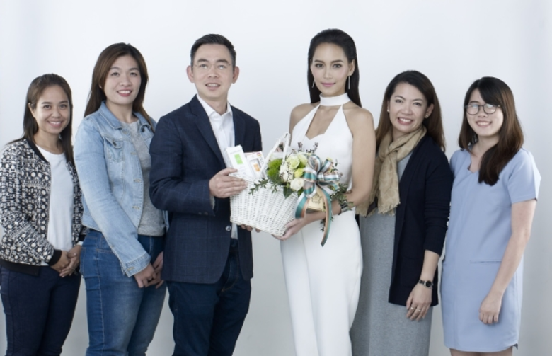 คุณพิรุณโรจน์ ไกรสุรพงศ์ (ที่สามจากซ้าย) ...