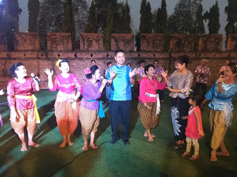 ผู้ว่าฯ เมืองกาญจน์ รุกส่งเสริมการท่องเที่ยวเปิดตลาดโต้รุ่งเชื่อมถนนคนเดินปากแพรก