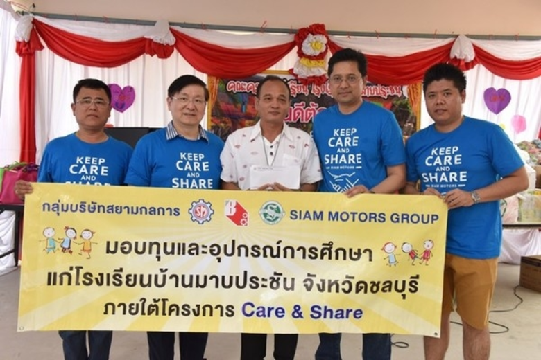 นายธเนส วัฒนกุล (ที่ 6 จากขวา) รองผู้จัดก...