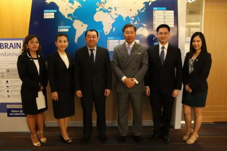 ธีระ ภู่ตระกูล(ที่สามจากขวา) นายกสมาคมนัก...