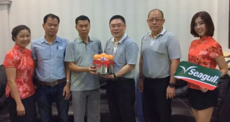 นายอรุณ เรืองจรุงพงศ์ (ที่ 3 จากขวา) ประธ...