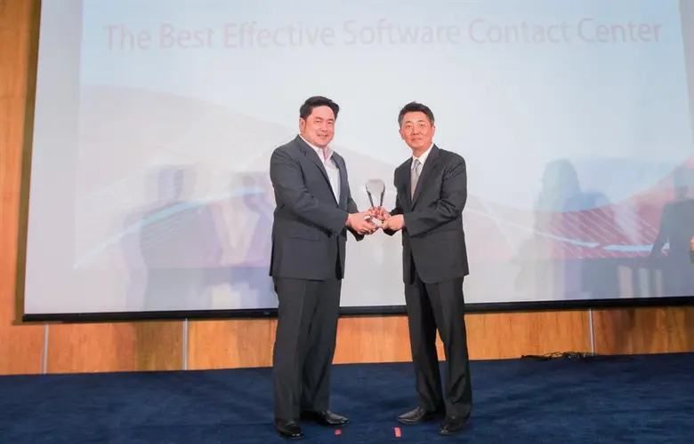 ดร.พิพัฒน์พงศ์ โปษยานนท์ (ซ้าย) รองกรรมกา...