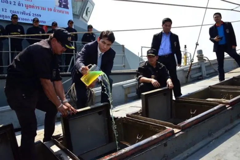 แถลงข่าวจับกุมน้ำมันดีเซล จำนวน 180,000 ลิตร พร้อมเรือประมงดัดแปลงบรรทุกน้ำมัน 2 ลำ มูลค่ากว่า 10 ล้านบาท
