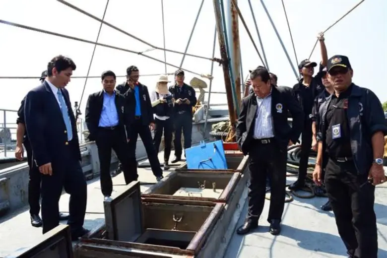 แถลงข่าวจับกุมน้ำมันดีเซล จำนวน 180,000 ลิตร พร้อมเรือประมงดัดแปลงบรรทุกน้ำมัน 2 ลำ มูลค่ากว่า 10 ล้านบาท