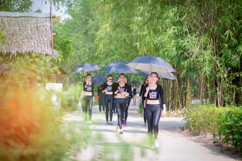 กิจกรรมร้อนแรงผู้เข้ารอบสาวสวยลงลุยทุ่งท้าแสงแดดปะทะแสงแฟล็ชกับเจ้าทุย ในรายการ มิสโมโตครอสโลก Miss ThaiMXGP 2016