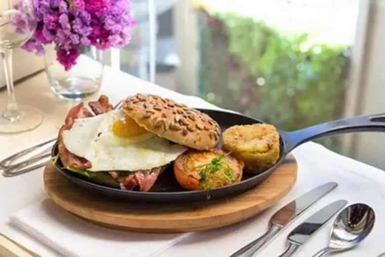 โรงแรม เชอราตัน แกรนด์ สุขุมวิท, เอ ลักซ์...