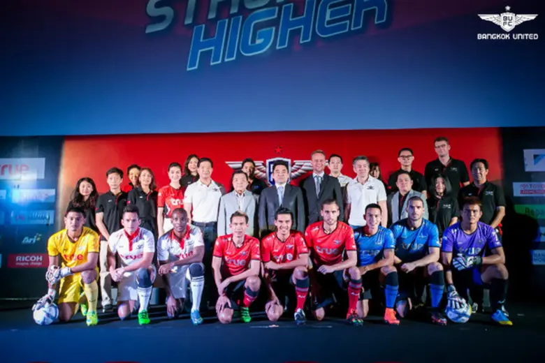 มร.เซบาสเตียน พาวเวอร์ (แถวยืนหลังสุดที่ ...