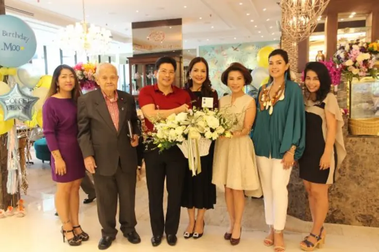 ศุภานวิต เอี่ยมสกุลรัตน์ (ที่ 3 จากขวา) ก...