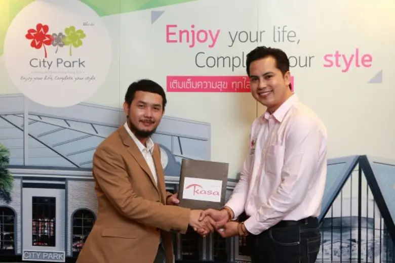 นายธนพัต ปิติวราธนกุล (ขวา) กรรมการผู้จัด...