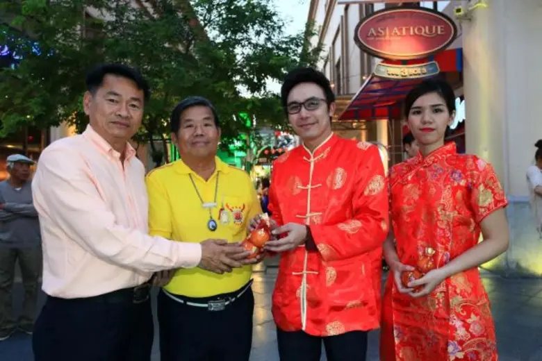 นายกันตพัฒน์ อัครเลิศวัชรคุณ (ที่ 2 จากขว...