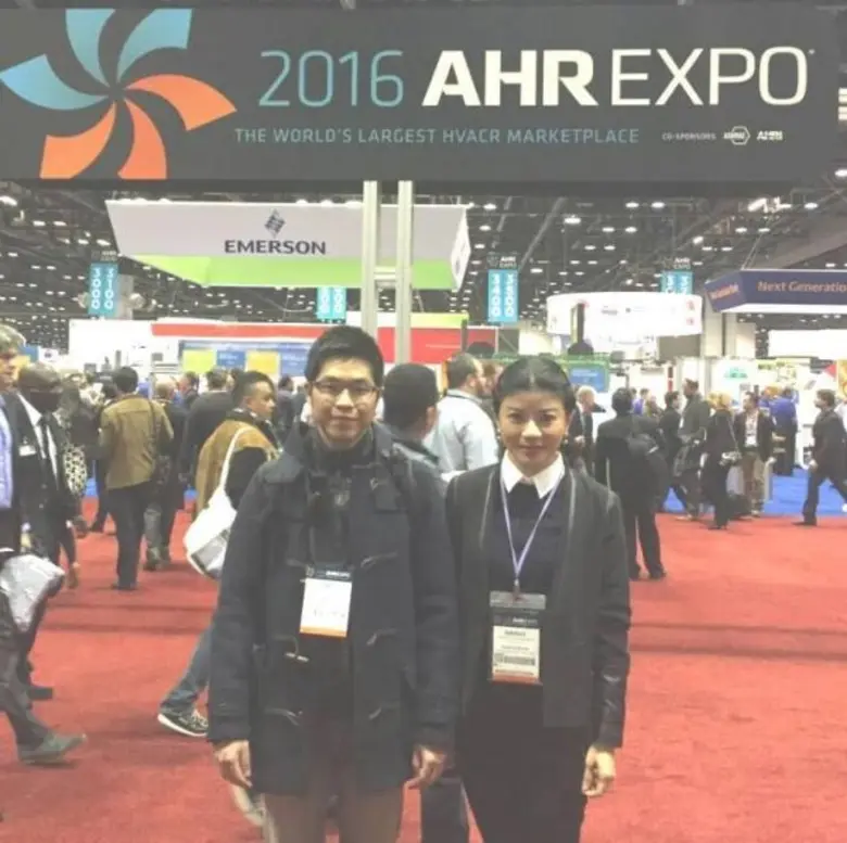 นางสาวสิริรัตน์ อิทธิโรจนกุล (คนขวา) ผู้ช...