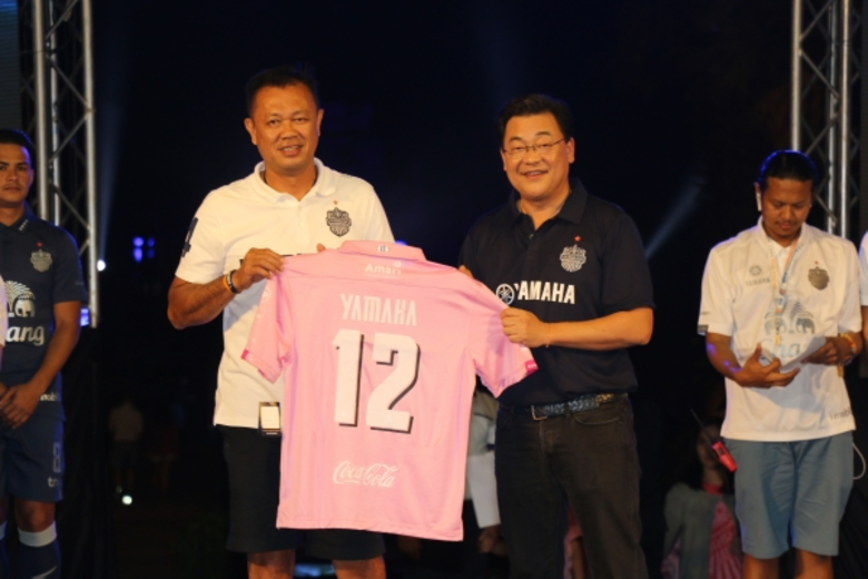 นายประพันธ์ พลธนะวสิทธิ์ (คนขวา) รองประธา...