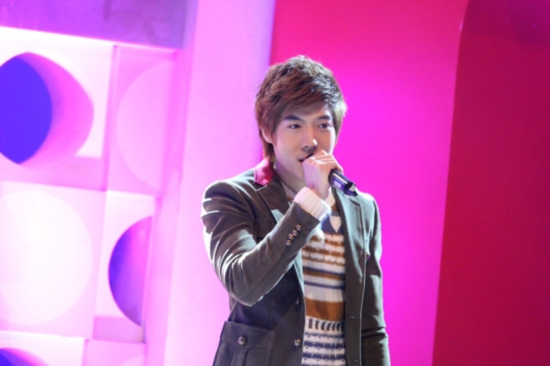 หลังจากแยกย้ายจากเพื่อนๆสมาชิกวงแวมป์ก็ขย...