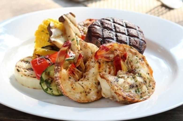 ดินเนอร์ริมสระน้ำกลางสวนฤดูร้อน ณ เดอะศาล...