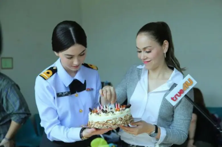 “นัท มีเรีย” แอบเซอร์ไพร์สวันเกิด “อั้ม อธิชาติ” กลางกองถ่ายละคร “เจ้าเวหา” จ่อคิวออนแอร์ 14 มีนาคม 2 ทุ่มตรง ทางทรูโฟร์ยู ดิจิตอลฟรีทีวี ช่อง 24