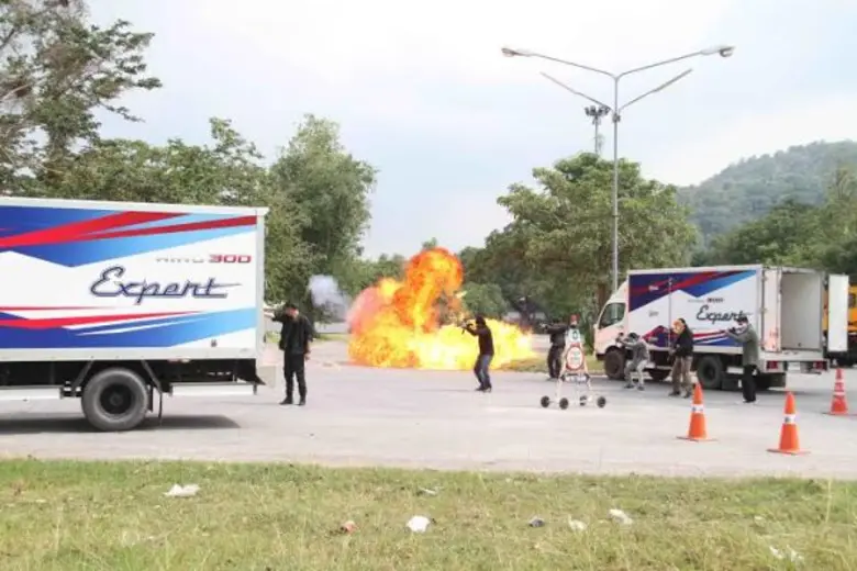 “เคลลี่” ชี่มอเตอร์ไซค์ยกล้อ โรยสลิง-ฝ่าระเบิดบู๊ “เวฟ สาริน”