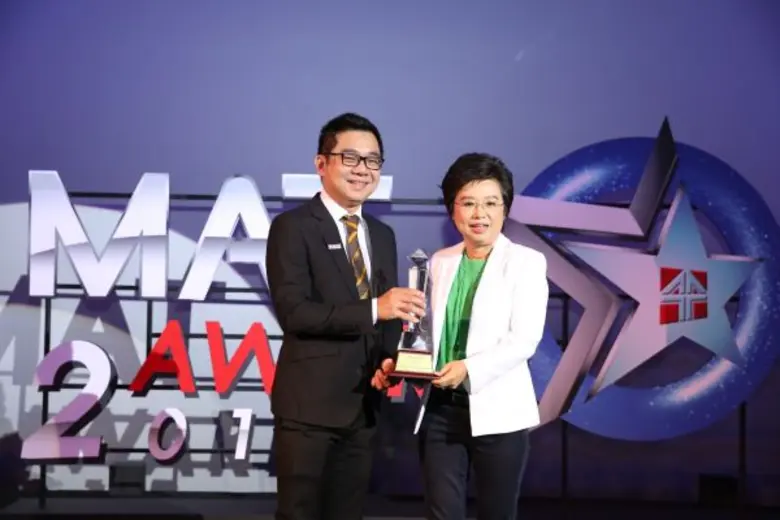 นายอนุวัตร เฉลิมไชย (ซ้าย) นายกสมาคมการตล...