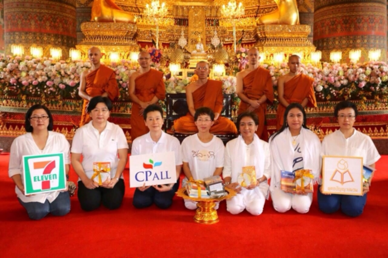 ปัทมา เอื้ออรรถการ (แถวหน้ากลาง) ผู้ช่วยก...