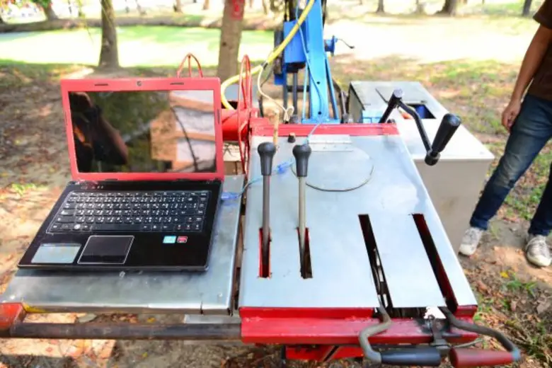 เครื่องฉีดพ่นสารเคมีกำจัดแมลงศัตรูมะพร้าวระบบมองเห็นระยะไกล ต้นแบบ ช่วยเหลือเกษตรกรชาวสวนมะพร้าว