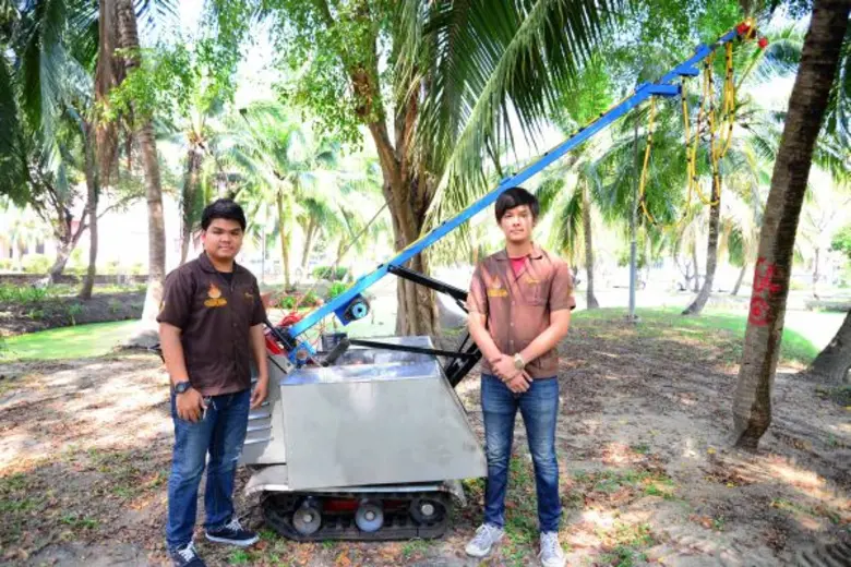 เครื่องฉีดพ่นสารเคมีกำจัดแมลงศัตรูมะพร้าวระบบมองเห็นระยะไกล ต้นแบบ ช่วยเหลือเกษตรกรชาวสวนมะพร้าว