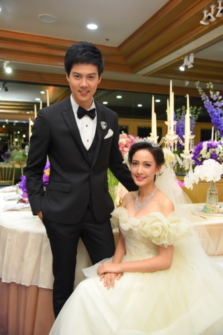 “อาเล็ก” ควง “จอย” นำทีม 4 คู่รักดารา เดินแฟชั่นโชว์สุดโรแมนติก อวดเครื่องเพชร บิวตี้ เจมส์