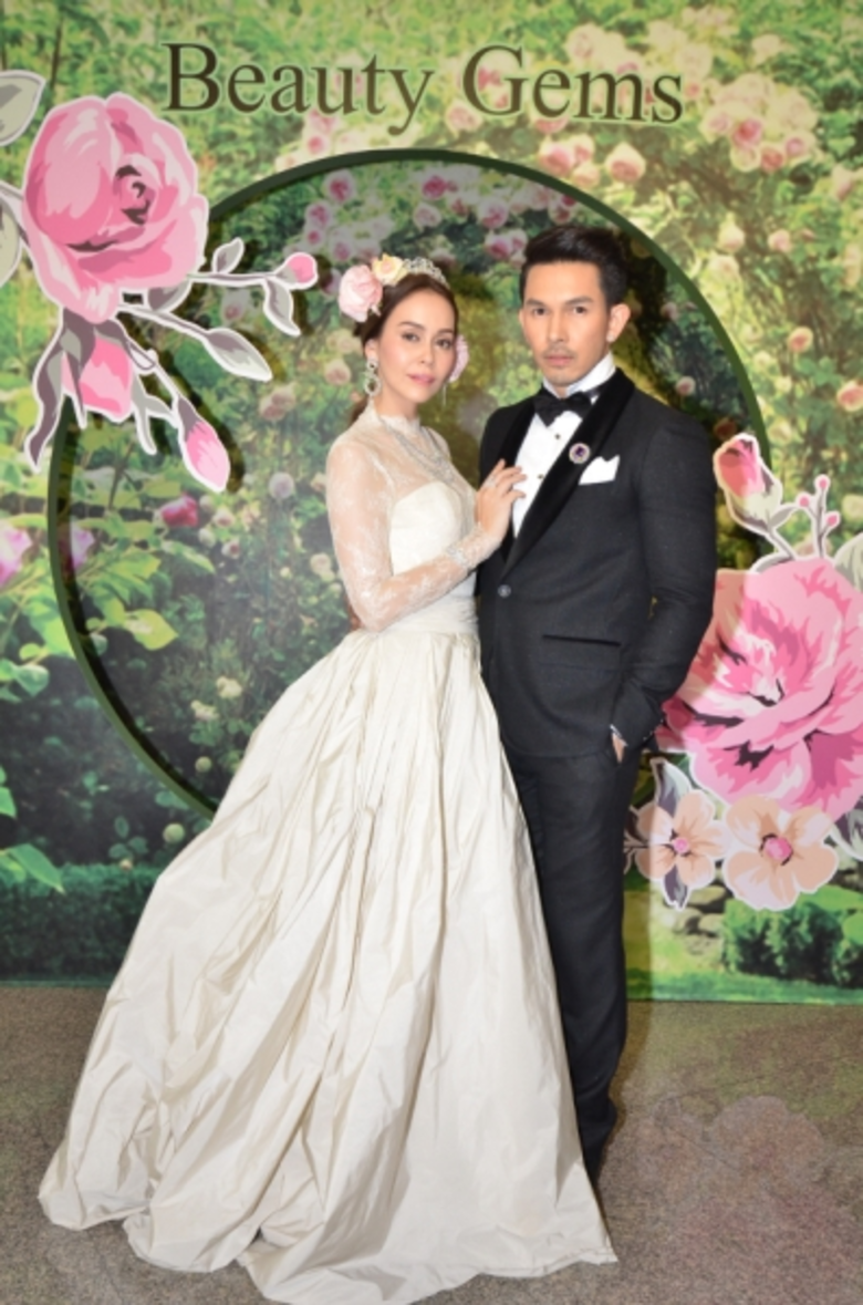 “อาเล็ก” ควง “จอย” นำทีม 4 คู่รักดารา เดินแฟชั่นโชว์สุดโรแมนติก อวดเครื่องเพชร บิวตี้ เจมส์