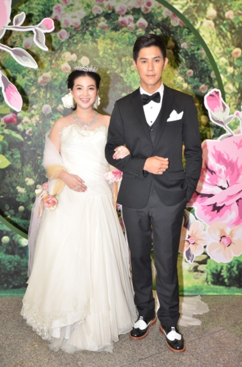 “อาเล็ก” ควง “จอย” นำทีม 4 คู่รักดารา เดินแฟชั่นโชว์สุดโรแมนติก อวดเครื่องเพชร บิวตี้ เจมส์