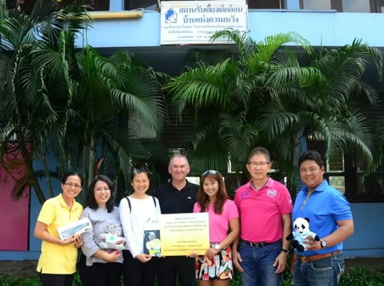 บางกอกไฟลท์เซอร์วิสเซส มอบเงินบริจาคจากการประมูลร่วมเล่นกอล์ฟกับโปรแหวน-พรอนงค์ เพชรล้ำ ให้แก่มูลนิธิเด็กอ่อนในสลัมฯ