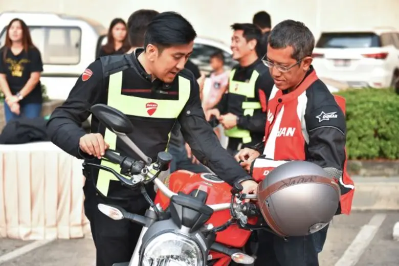 “ลีสซิ่งกสิกรไทย” จับมือพันธมิตร “ดูคาติ” พาก๊วนไบค์เกอร์ร่วมคาราวาน ทริป Ducati Exclusive Ride by KLeasing 2016กิจกรรมสุดพิเศษเพื่อลูกค้าสินเชื่อเช่าซื้อรถลีสซิ่งกสิกรไทย
