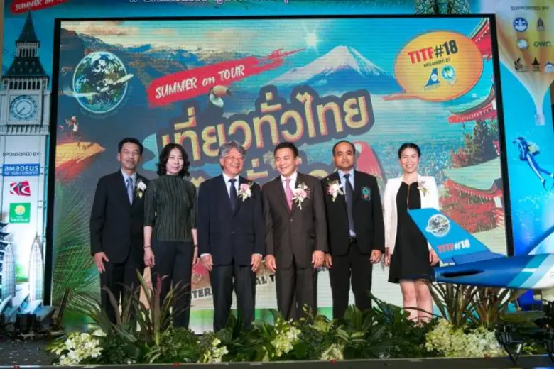 นายพงษ์ภาณุ เศวตรุนทร์ (กลางขวา) ปลัดกระท...