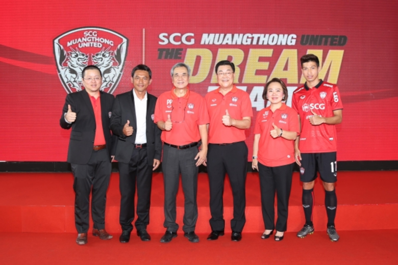 นายประพันธ์ พลธนะวสิทธิ์ (คนที่ 3 จากขวา)...