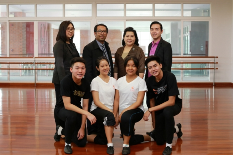 สถาบันบางกอกแดนซ์ นำโดย นางสาววัลลภา ปัจฉ...