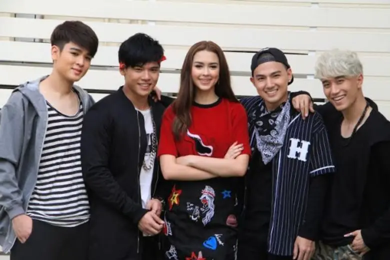 บอย-ปกรณ์ ควงแขน แพทริเซีย กู๊ด บวงสรวงละครเรื่องใหม่ “สายลับจับแอ๊บ”