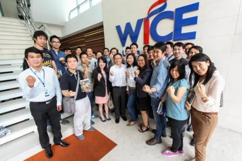 นางอารยา คงสุนทร (กลาง) ประธานเจ้าหน้าที่...